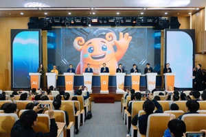 Thứ trưởng Thường trực Bộ GD&ĐT Phạm Ngọc Thưởng và các đại biểu thực hiện nghi thức phát động Cuộc thi.