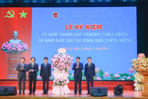 Bộ GD&ĐT tặng hoa chúc mừng Trường Đại học Sư phạm Hà Nội 2 dịp kỷ niệm 58 năm thành lập, 50 năm đào tạo tại Xuân Hòa.