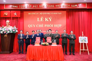 Bộ trưởng Lương Tam Quang và Bộ trưởng Nguyễn Kim Sơn đại diện hai Bộ ký kết Quy chế phối hợp.