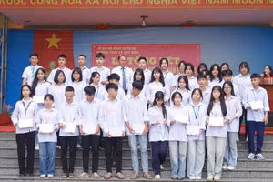 Trường THPT Lê Quý Đôn (huyện Trấn Yên, tỉnh Yên Bái) trao hỗ trợ cho học sinh khó khăn dự thi tốt nghiệp THPT 2025.