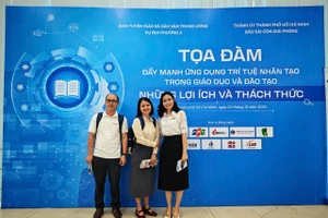 Nhà báo Hồ Phúc (trái ảnh) tham dự tọa đàm về đẩy mạnh ứng dụng trí tuệ nhân tạo trong giáo dục và đào tạo.