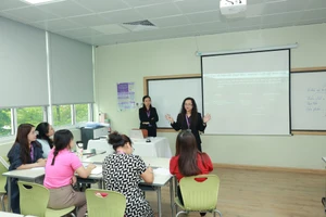 Cô Trần Phương Thanh, giáo viên Ngữ văn, Trường THPT Olympia (Hà Nội) chia sẻ tại mini workshop "viết sâu".