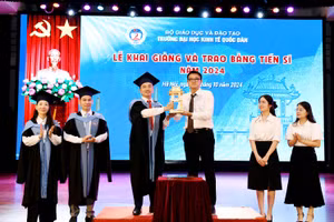 Tân Tiến sĩ trao biểu trưng của chương trình đào tạo trình độ Tiến sĩ cho các tân nghiên cứu sinh khoá 45.