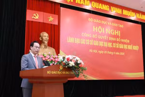 Bộ trưởng Bộ GD&ĐT Hoàng Minh Sơn phát biểu tại Hội nghị.