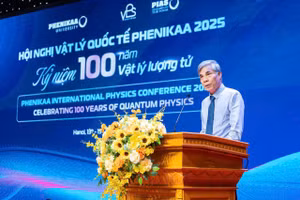 GS.TS Nguyễn Quang Liêm - Chủ tịch Hội Vật lí Việt Nam phát biểu.