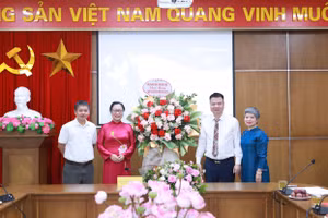 Thứ trưởng Nguyễn Thị Quyên Thanh thay mặt lãnh đạo Bộ GD&ĐT tặng hoa chúc mừng Báo Giáo dục và Thời đại.
