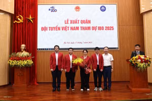 Đội tuyển quốc gia Việt Nam tham dự Olympic Sinh học Quốc tế (IBO) năm 2025 cùng Phó Cục trưởng Cục Quản lý chất lượng Nguyễn Ngọc Hà.