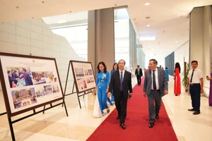 Bộ trưởng Bộ GD&ĐT Nguyễn Kim Sơn tham quan triển lãm ảnh chủ đề “Xưa và Nay” - một trong những hoạt động kỷ niệm 70 năm ngành Giáo dục Thủ đô.