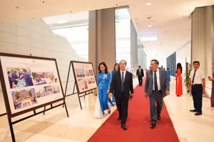 Bộ trưởng Bộ GD&ĐT Nguyễn Kim Sơn tham quan triển lãm ảnh chủ đề “Xưa và Nay” - một trong những hoạt động kỷ niệm 70 năm ngành Giáo dục Thủ đô. 