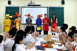 Học sinh Trường THCS Thị trấn Thứa, Lương Tài, Bắc Ninh sử dụng phương pháp đóng vai trong giờ học.