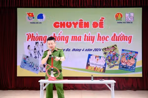 Công an tuyên truyền phòng chống ma túy tại Trường THCS Đống Đa (Hà Nội).