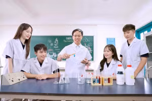 Thầy Trần Trọng Tuyền và học sinh Trường Tiểu học, THCS và THPT Hồng Đức trong giờ thí nghiệm.