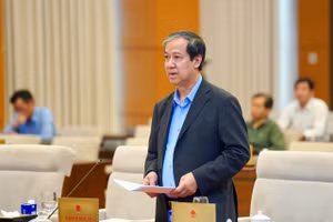 Bộ trưởng Bộ GD&ĐT Nguyễn Kim Sơn báo cáo tóm tắt về việc xây dựng Nghị quyết phổ cập giáo dục mầm non cho trẻ em mẫu giáo từ 3 đến 5 tuổi.