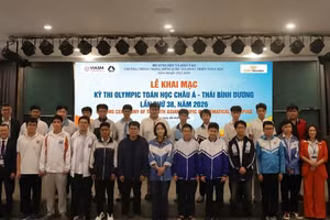 Ban Tổ chức và Đoàn học sinh Việt Nam tham dự kỳ thi APMO 2026.