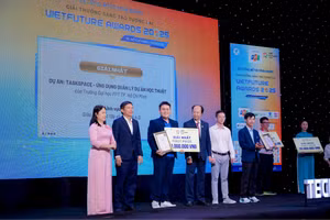 Sinh viên Trần Đình Thiên Tân (giữa) đại diện dự án TaskSpace nhận giải Nhất tại cuộc thi.