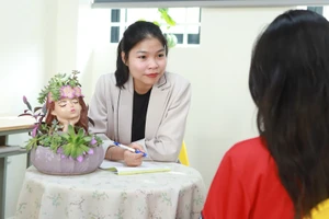 Học sinh một trường THCS tại Hà Nội được cán bộ tâm lý học đường giải đáp thắc mắc về tình bạn trong học đường. Ảnh: Đình Tuệ