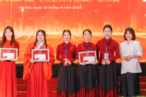 Đội thi của sinh viên Khoa Tiếng Trung Quốc nhận giải Nhì chung kết Cuộc thi Tài năng Hán ngữ 2026.