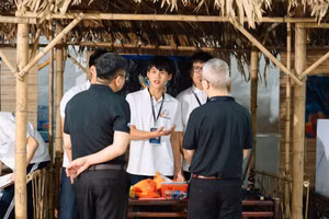 Học sinh trao đổi với ban chuyên môn trong quá trình hackathon.