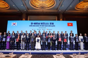 Ông Lê Trường Tùng, Chủ tịch Hội đồng trường Trường Đại học FPT (hàng 1, thứ 5 từ trái sang) và ông Hà Minh Tuấn, Giám đốc FPT Hàn Quốc, Tập đoàn FPT (hàng 1, thứ 6 từ trái sang) nhận thỏa thuận hợp tác dưới sự chứng kiến của Tổng Bí thư Tô Lâm và Thủ tướng Hàn Quốc Kim Min Seok.