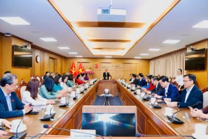 Bộ trưởng Nguyễn Kim Sơn chủ trì buổi gặp mặt.