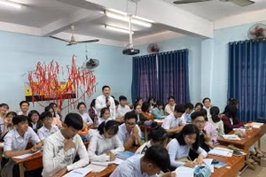 Thầy Vũ Ngọc Hòa và học trò trong giờ học.