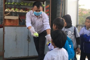 Thầy giáo Vũ Văn Tùng với mô hình "Tủ bánh mì 0 đồng" đã giúp đỡ được rất nhiều học sinh nghèo.