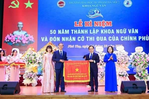 Đồng chí Phan Văn Hùng - Phó Trưởng ban Thi đua - Khen thưởng Trung ương trao Cờ thi đua của Chính phủ cho khoa Ngữ văn - Trường ĐHSP Hà Nội 2.