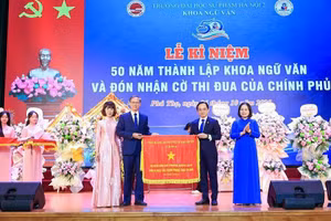 Đồng chí Phan Văn Hùng - Phó Trưởng ban Thi đua - Khen thưởng Trung ương trao Cờ thi đua của Chính phủ cho khoa Ngữ văn - Trường ĐHSP Hà Nội 2.