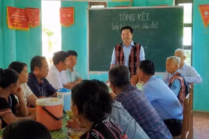 Giáo viên cùng Trung tâm GDNN-GDTX Khu vực 3 (TP. Huế), cán bộ thôn và học viên tại buổi tổng kết lớp học xóa mù chữ.