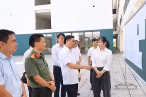 Ông Đỗ Anh Tuấn, Phó Chủ tịch UBND tỉnh Tuyên Quang, Trưởng Ban chỉ đạo Kỳ thi cấp tỉnh rà soát các điều kiện tổ chức Kỳ thi. Ảnh: Đức Hạnh