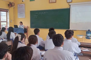 Giờ học có ứng dụng công nghệ thông tin tại Trường THPT Lam Kinh.