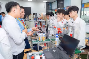 Đồ án tốt nghiệp của sinh viên được trưng bày tại Ngày hội Triển lãm công nghệ và Tuyển dụng khối ngành năm 2025 của Trường Đại học Công nghệ TPHCM. Ảnh: HUTECH