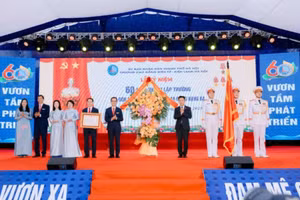 Thứ trưởng Bộ GD&ĐT Lê Quân thừa ủy quyền trao Huân chương Lao động hạng Ba và tặng hoa chúc mừng tập thể Trường Cao đẳng Điện tử - Điện lạnh Hà Nội. 