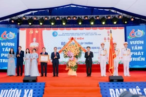 Thứ trưởng Bộ GD&ĐT Lê Quân thừa ủy quyền trao Huân chương Lao động hạng Ba và tặng hoa chúc mừng tập thể Trường Cao đẳng Điện tử - Điện lạnh Hà Nội. 