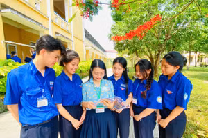 Cô trò Trường THPT Hương Vinh - TP Huế.