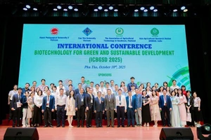 Các đại biểu chụp ảnh lưu niệm tại Hội thảo