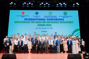 Các đại biểu chụp ảnh lưu niệm tại Hội thảo