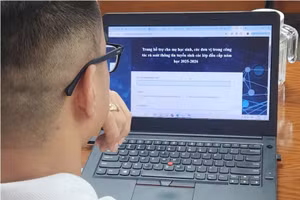 Phụ huynh học sinh thực hiện quy trình đăng ký tuyển sinh trên cổng thông tin do Sở GD&ĐT TPHCM quản lý. Ảnh: M.A