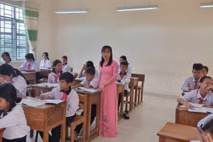 Cô Nguyễn Thị Bích Huy và học trò trong giờ Ngữ văn.