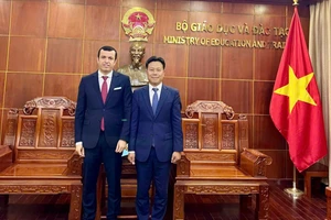 Thứ trưởng Lê Quân (bên phải) và ngài Đại sứ Azeddine Bechka tại buổi tiếp đón.