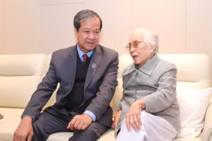 Ở tuổi 99, nguyên Phó Chủ tịch nước Nguyễn Thị Bình vẫn theo sát những vấn đề Giáo dục.