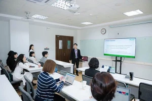 Chuyên gia chia sẻ tại Hội thảo FLEC 2026.