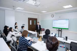 Chuyên gia chia sẻ tại Hội thảo FLEC 2026.