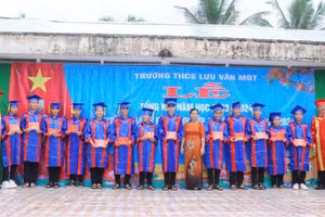 Học sinh Trường THCS Lưu Văn Mót nhận bằng trong lễ tốt nghiệp.