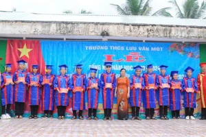 Học sinh Trường THCS Lưu Văn Mót nhận bằng trong lễ tốt nghiệp.