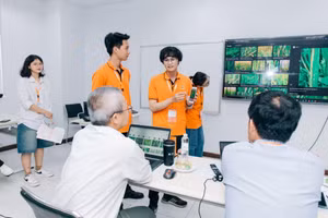 Các đội thi trình bày nghiên cứu trước ban giám khảo chuyên môn tại FPT Edu ResFes.