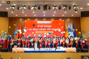 Các tân kỹ sư, cử nhân, dược sĩ Trường Đại học Thành Đô rạng rỡ trong lễ trao bằng tốt nghiệp.