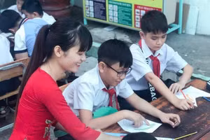 Cô - trò Trường tiểu học Trần Quang Cơ (Quận 12, TP Hồ Chí Minh).
