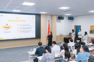 Nhóm tác giả dự án "Gậy chỉ đường thông minh hỗ trợ người khiếm thị" trình bày dự án tại vòng chung kết.