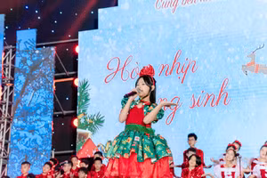 Học sinh Phenikaa School tự tin biểu diễn tiết mục Hòa nhịp giáng sinh.